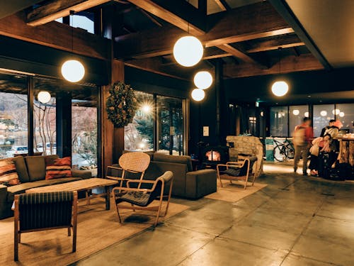 旅館をリノベーション、洗練されたデザインのラウンジ