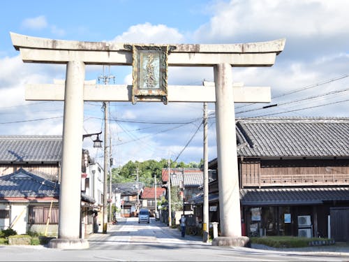 多賀大社前駅から鳥居を見上げる。駅から多賀大社までの門前町は絵馬通りと呼ばれ、昭和レトロな建物がたくさん残っています。