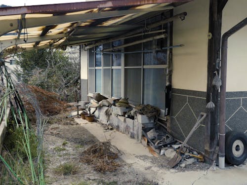 屋根付き駐車スペースの隣の庭にも2台ほど車が置ける