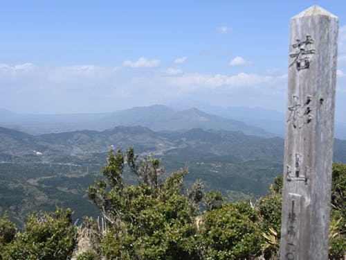 軽登山で人気の若杉山(片道60分程度)