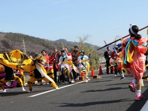 震災からの復興も進んでいます(釜石自動車道の開通式で披露された松倉虎舞)