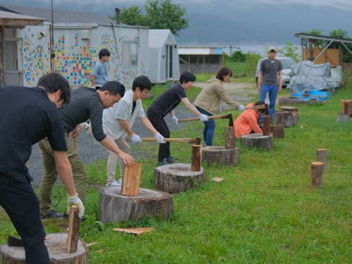 人気の薪割り体験