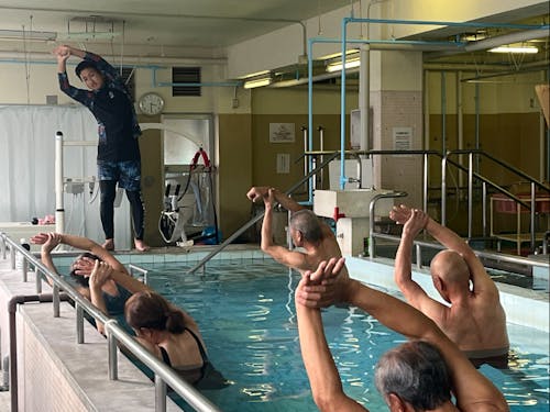 温泉プールでぽかぽか湯中運動