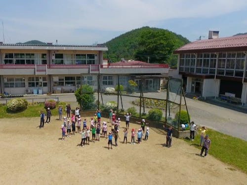 「地域全部が校庭」の新山小学校は地区全体で子どもを見守る