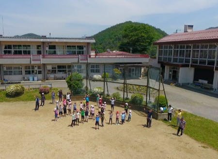 「地域全部が校庭」の新山小学校は地区全体で子どもを見守る
