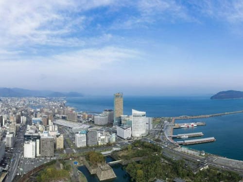 瀬戸内海を臨む高松市