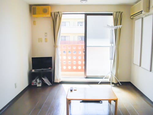 お部屋は1K(約9畳)。大人2人と子ども1人まで利用可。