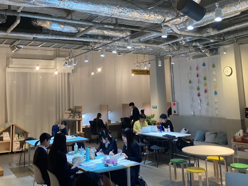 駅から徒歩で来れるカフェ風のスペース