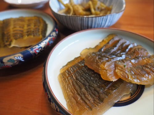 酒粕に漬けた飴色が美しい、シマウリの奈良漬け。