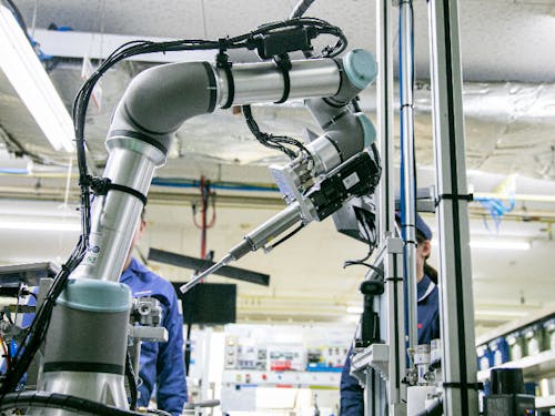 最新ロボットと共同作業を行うものづくり企業!