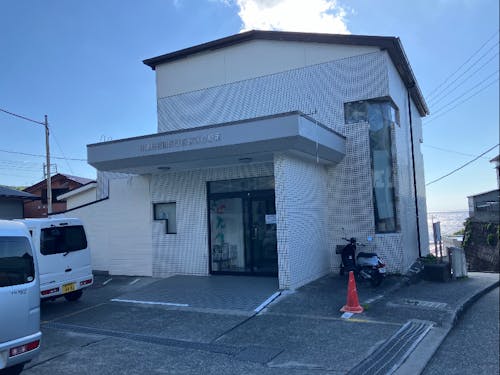 診療所を訪ね先輩社員と交流します。Ⓒ神津島観光協会