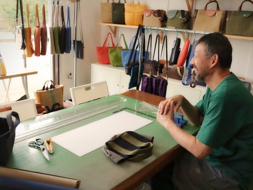 地域の方からお話を聞く事もできます(かばん職人さんとのお話の様子)