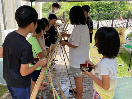 子どもたちに流しソーメン体験を実施!