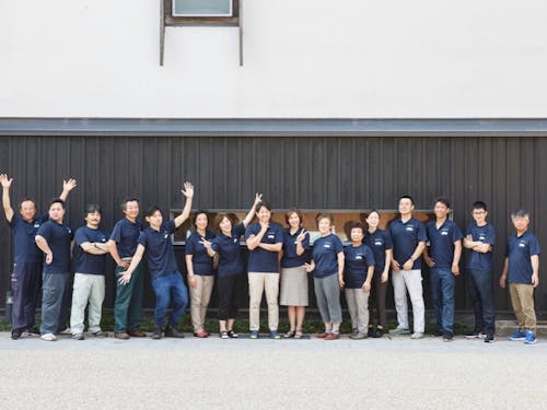 数馬酒造の蔵人たちと数馬氏(中央)