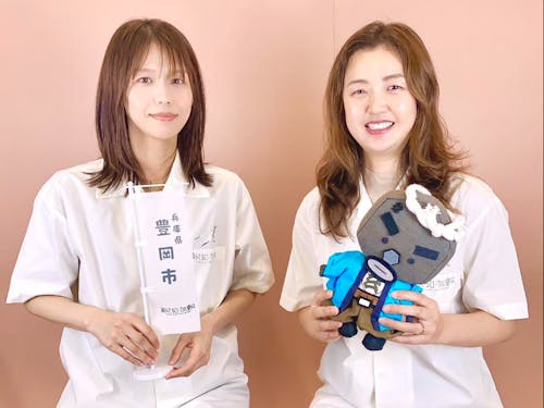 地域づくり課移住定住・若者係の吉谷さん(左)小畑さん(右)