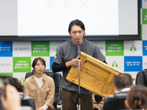 地域木材を活用し製品作りをする協力隊