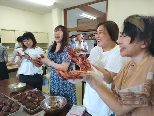 2023年ミチシル旅のツアーの様子。村人とぼたもちづくり。