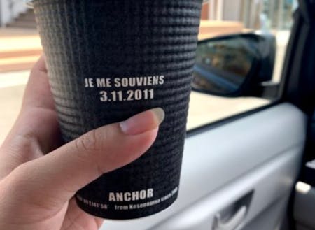 気仙沼にあるANCHORのコーヒーショップのカップにはje me souviens 3.11 2011と。