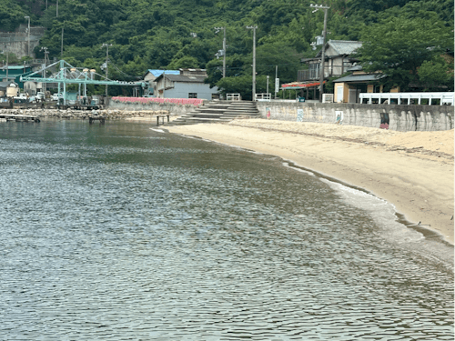 初めて海に入る子も多い清水の浜海水浴場