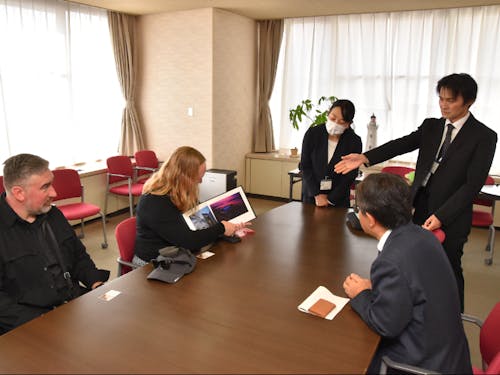 姉妹都市からの来訪者の通訳をする様子