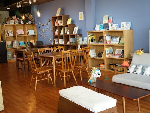 店内には様々な種類の本がたくさん!暖かい雰囲気を感じる居場所です