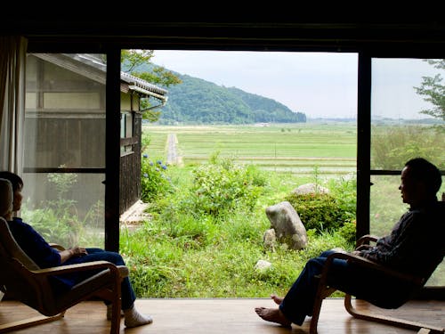 ＜写真＞縁側からの眺め。山々と田園の四季が広がる