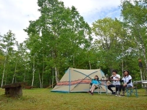 手ぶらキャンプ。アウトドアメーカー「ロゴス」の新製品が借りられるので手ぶらでキャンプができます。テント設営や食材用意、火おこしの心配もありません。