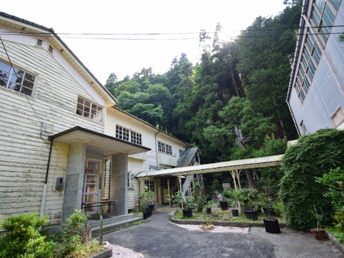 増川笑楽耕。かつての校庭には3棟のコテージとBBQ棟、ピザ窯、五右衛門風呂、テントサウナが!