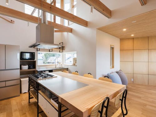 広々としたダイニングキッチン キッチンツールや食器もあり