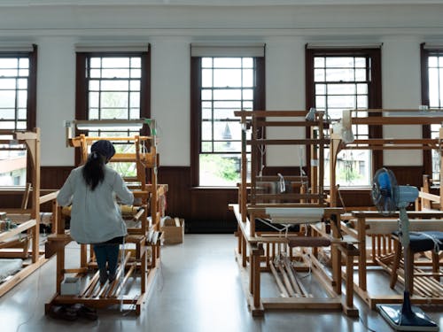 趣のあるおかや絹工房で、機織りの技術を習得できます。