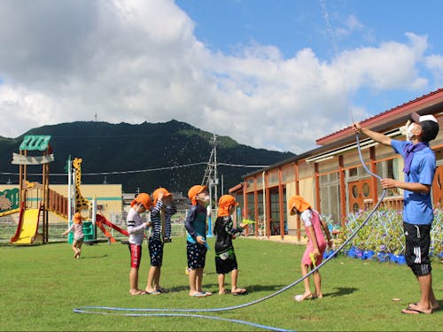 自然に囲まれた200人規模の園舎に150名が通う