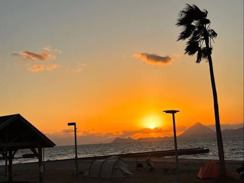 キャンプ場としても人気の神川海岸