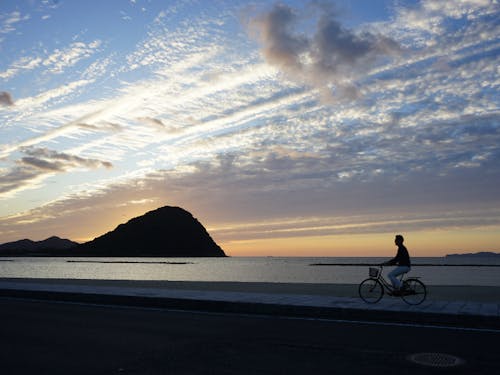 自然に囲まれているので、春〜秋は仕事帰りにのんびり夕陽を見ることも可能!