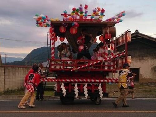 夏の夕暮れに出陣!控えめだけど、地域のシンボルです。