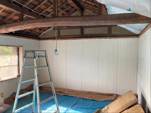 天井をはがすと高さもでて、立派な梁が