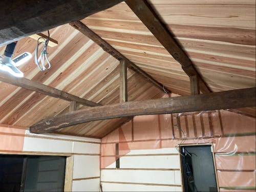 天井板も張替え、高さもでて快適に。森が見える窓はプロに依頼