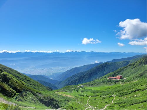 八丁坂途中から見下ろす駒ヶ根市と千畳敷カール