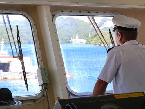 甲板部は航行中に見張りを行います。安全運航のための大事なお仕事です。