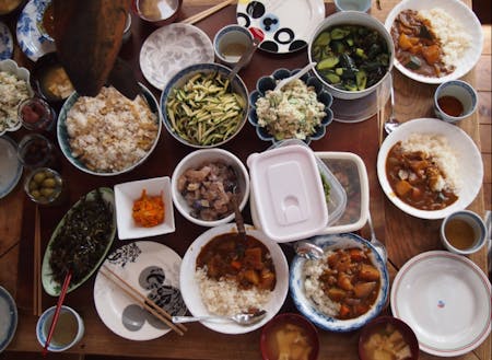 旬の食材が並ぶ豊かな食卓