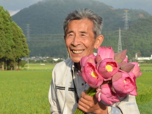 笑顔素敵な花はす農家の井上さん