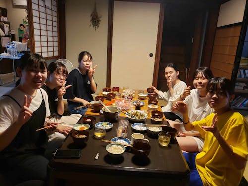 地元住民も交えた夕食会もします!