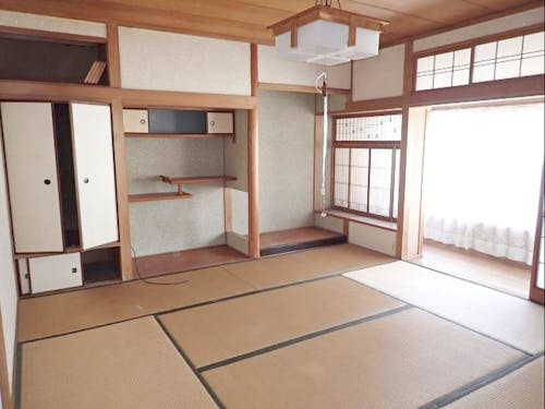 物件内の残置物は整理済み。残りは照明やカーテンぐらい。