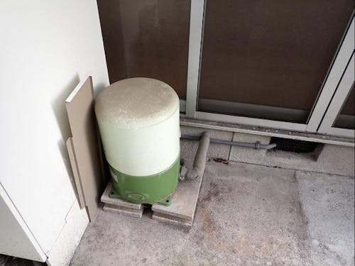 ポンプ。今も利用可能かは不明だがうまくいけば井戸水が利用できる。
