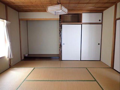 物件内の残置物は整理済み。残りは照明やカーテンぐらい。