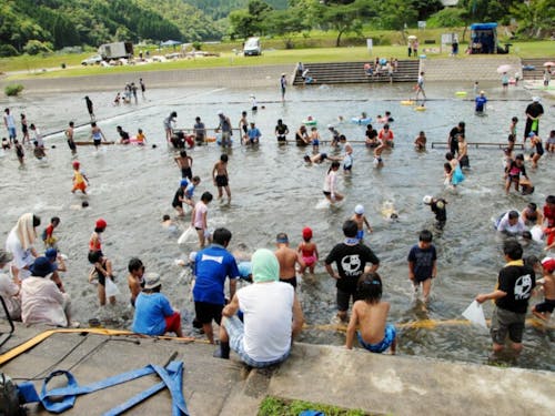 須木地区の河川プールは浅瀬で子どもも一緒に楽しめます。
