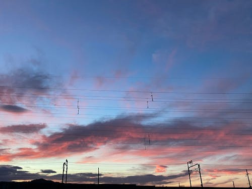 夕焼け。新幹線の架線がノスタルジックな影に。