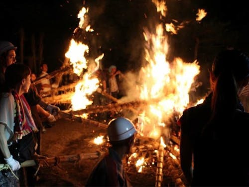 松明に一斉に火をつける様子。