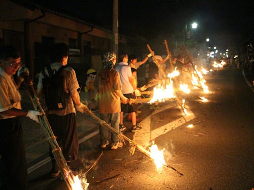 松明の行列。どんどん燃やして投げやすい大きさに。