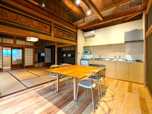 ダイニングキッチン&和室。一体的な空間で寛いでいただけます。