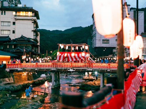温泉街の中心の橋にやぐらを立てます